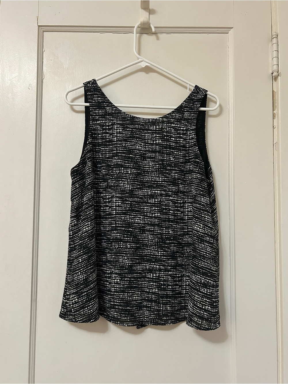 Allison Joy Black & White Patterned Scoop Neck Tank with open back - Size Large